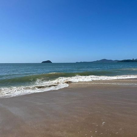 Apê estilo Resort c/ pé na areia e vista mar, próximo ao Beto Carrero Piçarras Esterno foto