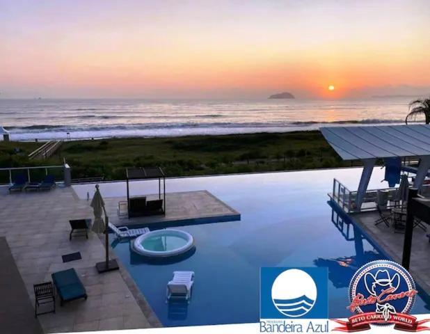 Apê estilo Resort c/ pé na areia e vista mar, próximo ao Beto Carrero Piçarras Esterno foto