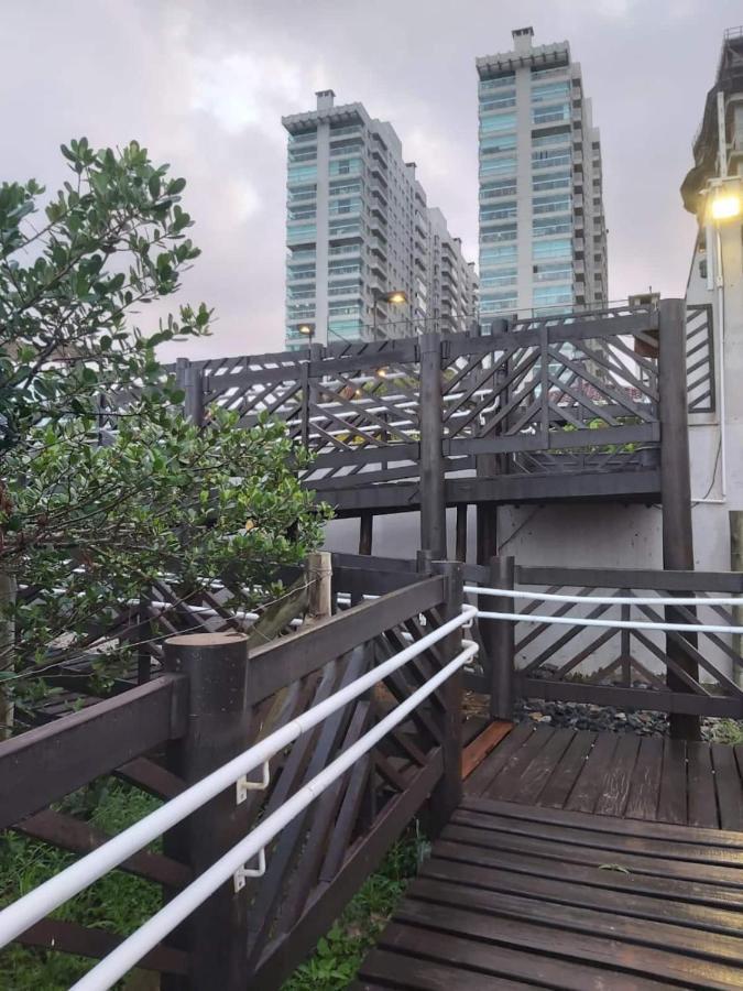 Apê estilo Resort c/ pé na areia e vista mar, próximo ao Beto Carrero Piçarras Esterno foto