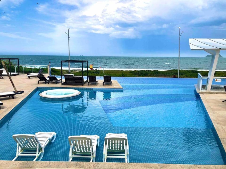 Apê estilo Resort c/ pé na areia e vista mar, próximo ao Beto Carrero Piçarras Esterno foto