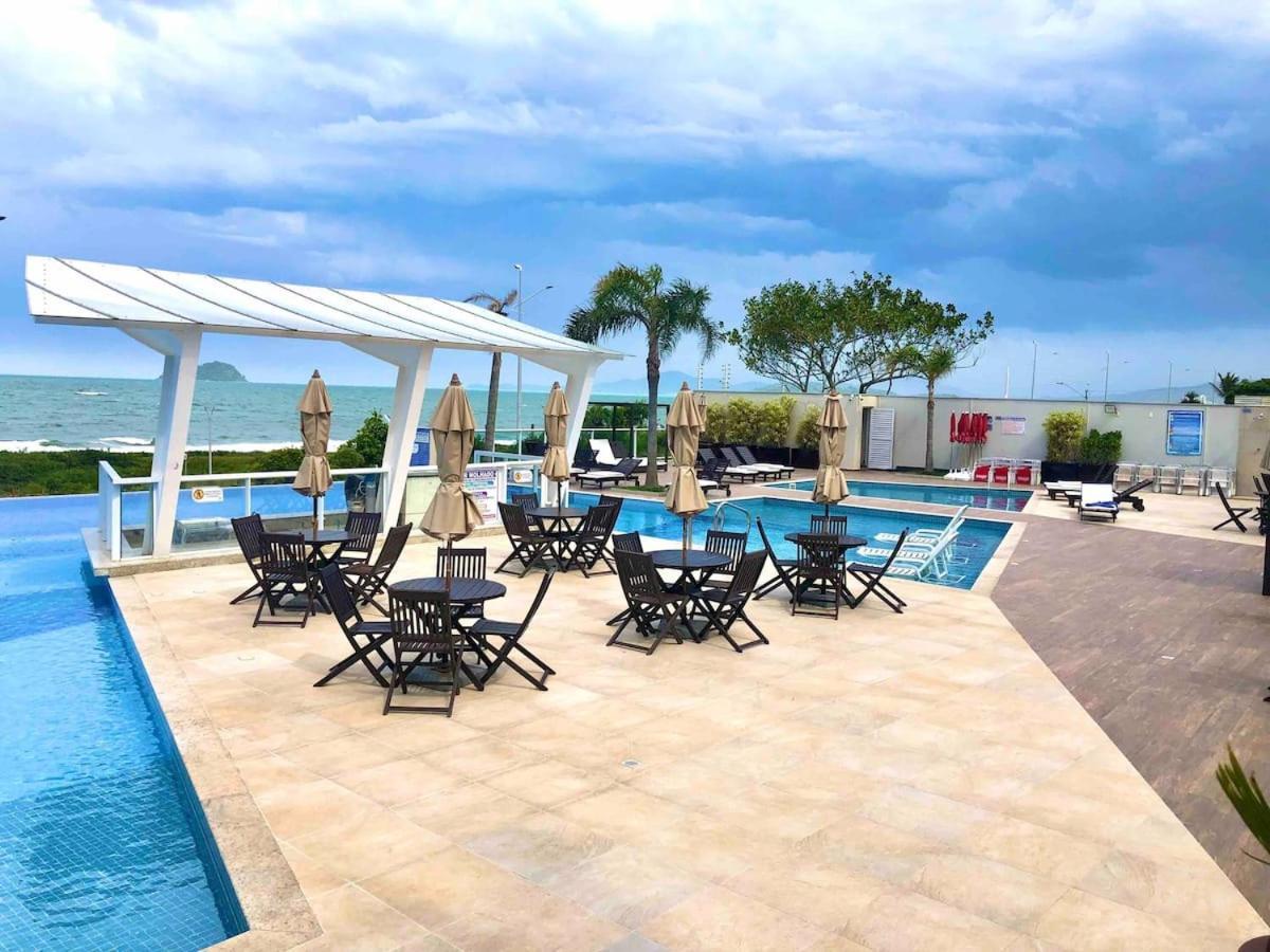 Apê estilo Resort c/ pé na areia e vista mar, próximo ao Beto Carrero Piçarras Esterno foto