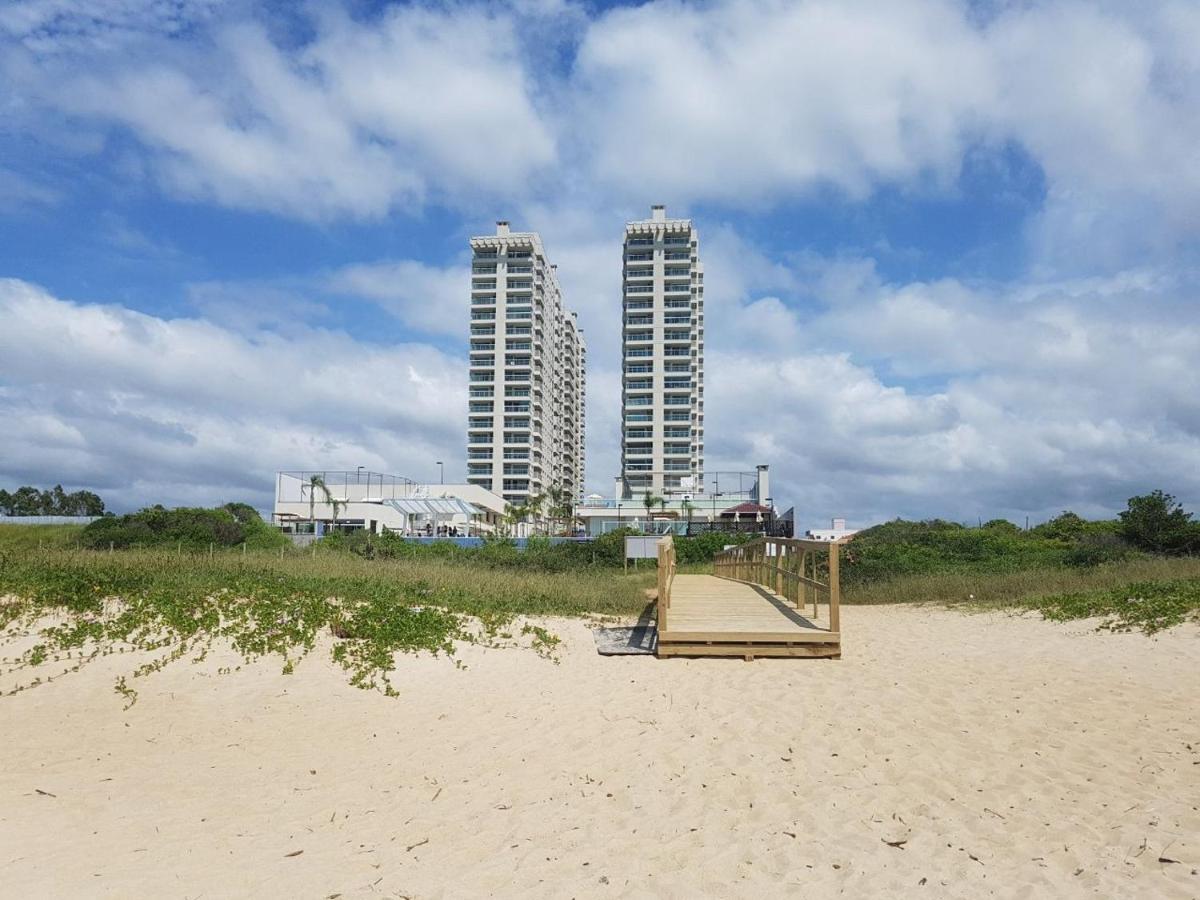 Apê estilo Resort c/ pé na areia e vista mar, próximo ao Beto Carrero Piçarras Esterno foto