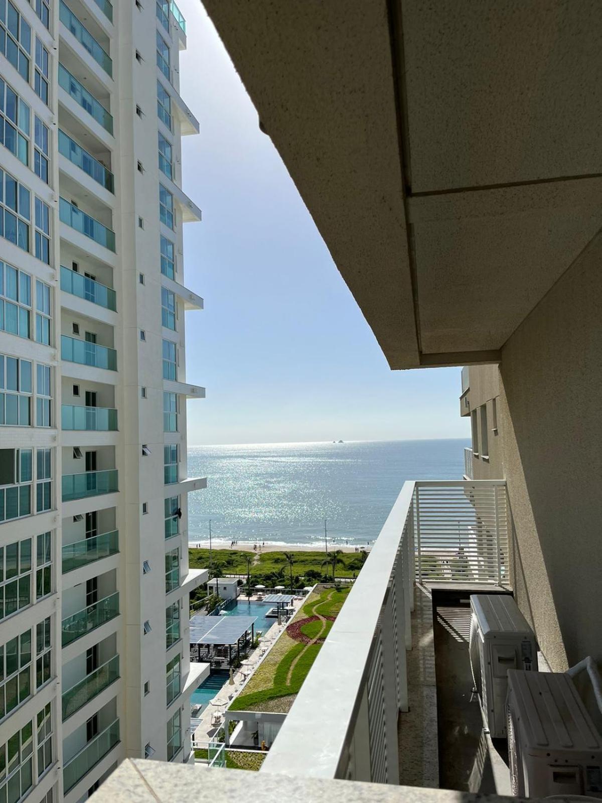 Apê estilo Resort c/ pé na areia e vista mar, próximo ao Beto Carrero Piçarras Esterno foto
