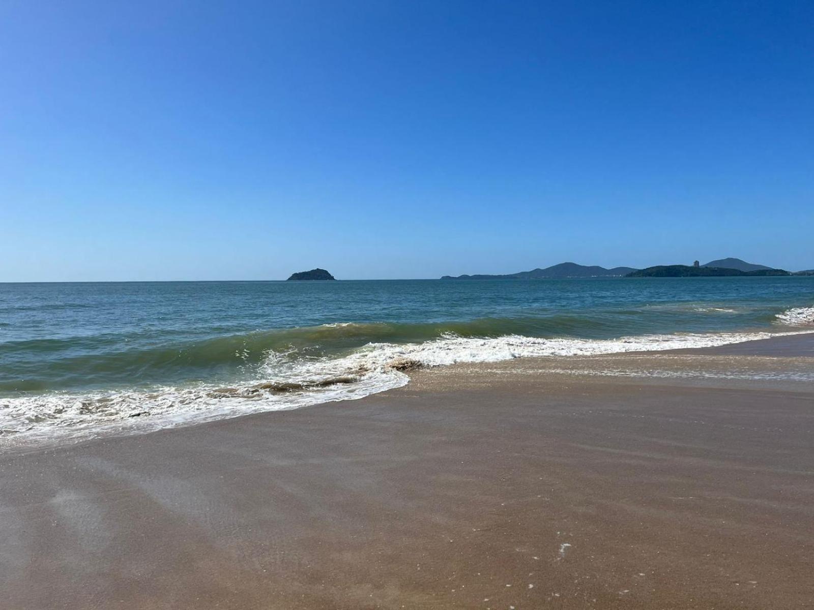 Apê estilo Resort c/ pé na areia e vista mar, próximo ao Beto Carrero Piçarras Esterno foto