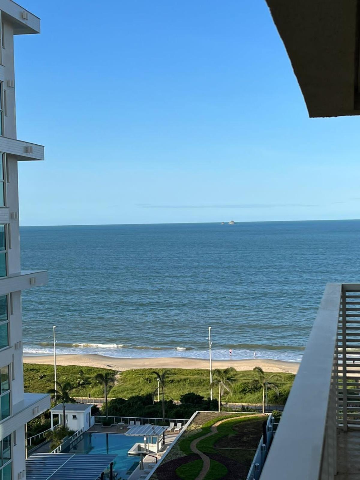 Apê estilo Resort c/ pé na areia e vista mar, próximo ao Beto Carrero Piçarras Esterno foto
